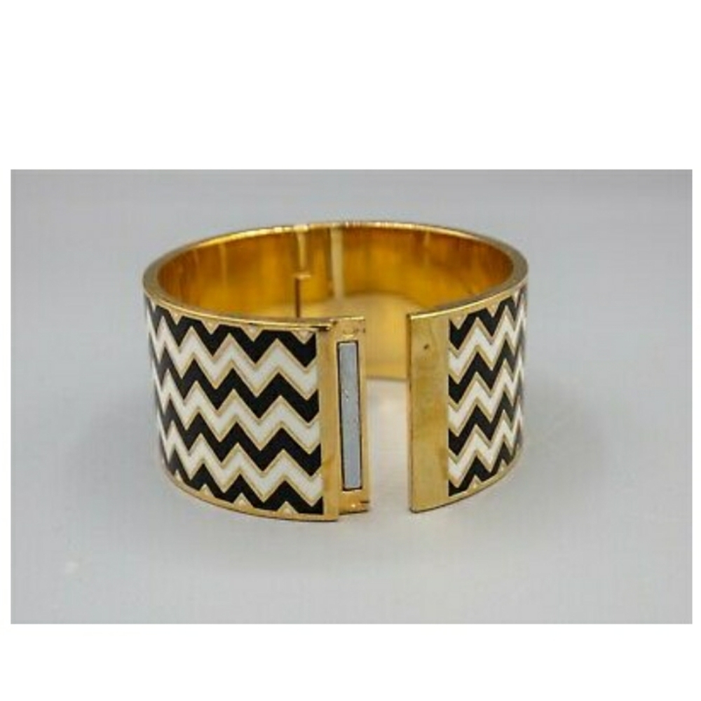 Beautiful Classic Kate Spade Statement Cuff  in like New condition 🤍🖤🤍🖤 - Picture 4 of 8